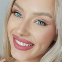 Blonde Anna Nahé