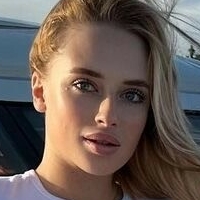 Blondinka Angelina Nahé