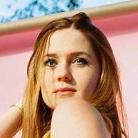 Bonnie Wright Nahé