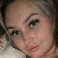 bustyholly Nahé