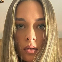 Charming Emma Nahé