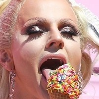 Courtney Act Nahé