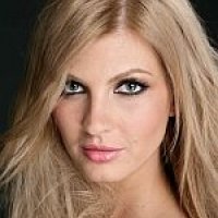Laura Karnyaczki Nahé