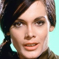 Martine Beswick Nahé