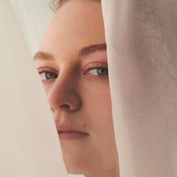 Mia Threapleton Nahé