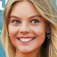 Nell Hudson Nahé