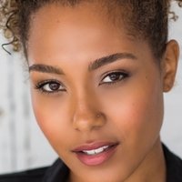 Parker McKenna Posey Nahé