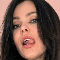 Vikki Blows Nahé